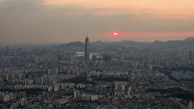 日落时分，位于市中心的乐天世界大厦(韩国最高的建筑)视频素材