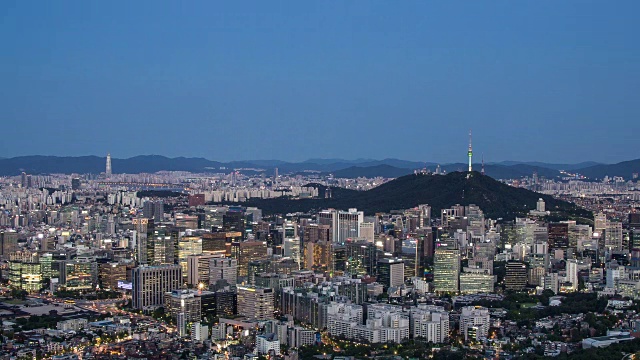 日落到夜景的北首尔塔(南山塔)在市区视频素材