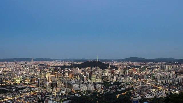 日落到夜景的北首尔塔(南山塔)在市区视频素材