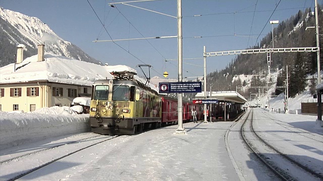 Bergün/Bravuogn火车站(Rhaetian railway)视频素材