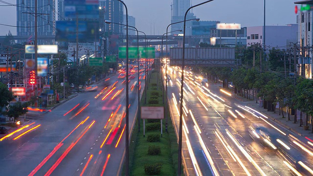 泰国的夜间交通灯视频素材