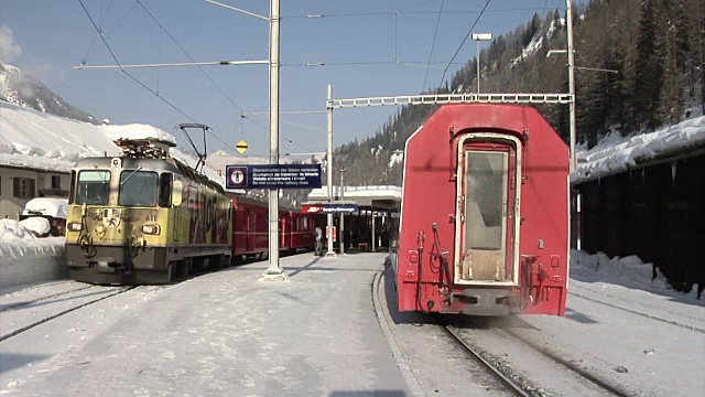 Bergün/Bravuogn火车站(Rhaetian railway)视频素材