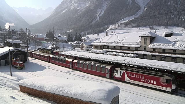 Bergün/Bravuogn火车站(Rhaetian railway)视频素材