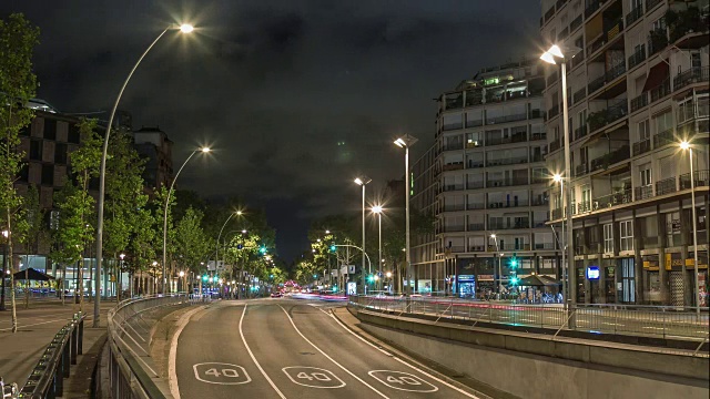 在西班牙巴塞罗那PlaÃÂ§a d’espanya附近的城市交通的夜间时间。视频素材