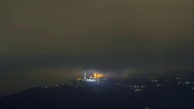 在西班牙巴塞罗那Sagrat Cor上空，夜晚的时间随着雾云的流逝而流逝。视频素材