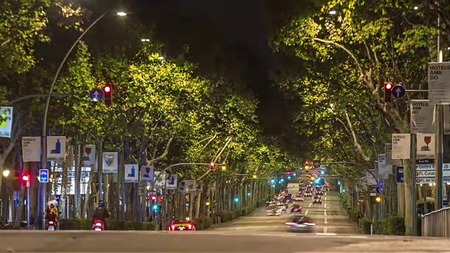 西班牙巴塞罗那城市交通的夜景特写。视频素材