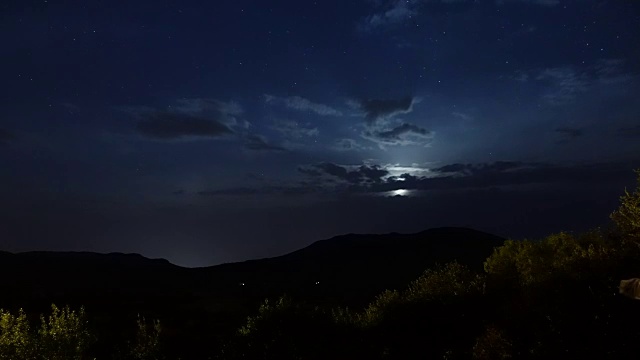 《星空、云与月落》视频下载