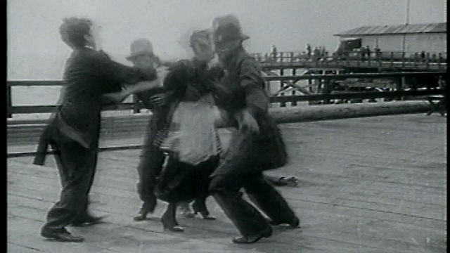 1915年，一名男子和一名女子跑着指挥笨手笨脚的基斯通警察，然后往相反的方向跑视频素材