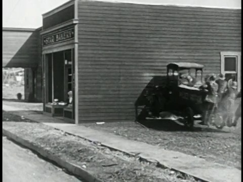 1924年，Keystone Kops驾驶着警车撞向建筑/特征的一侧视频素材