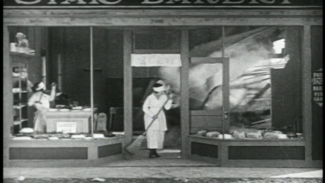 1924年的B/W 2震惊了面包店的妇女，卡车撞上了建筑/功能视频素材