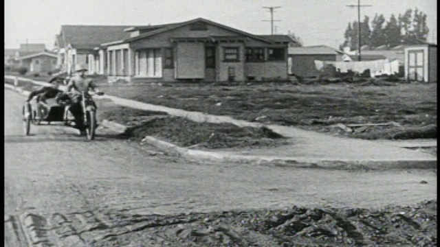 1924年Keystone Kop (Will Rogers)在摩托车快速转弯时从挎斗中掉出来视频素材