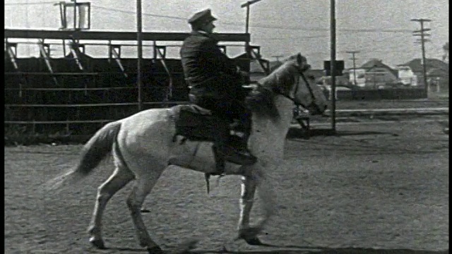 1924年Keystone Kop (Will Rogers)骑着马用反向运动技巧+骑马离开/ 3次投篮视频素材