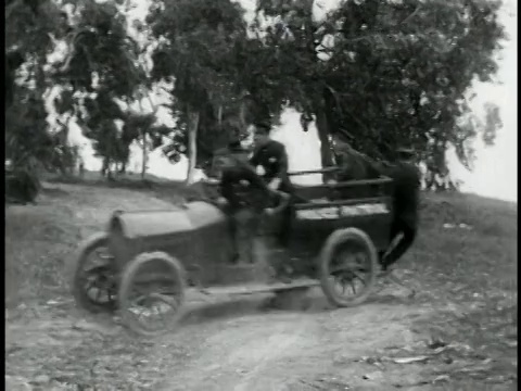 1910年代的男人奔跑+跳进移动的车/ Keystone Kop车的反转/ 3个镜头/特征视频素材