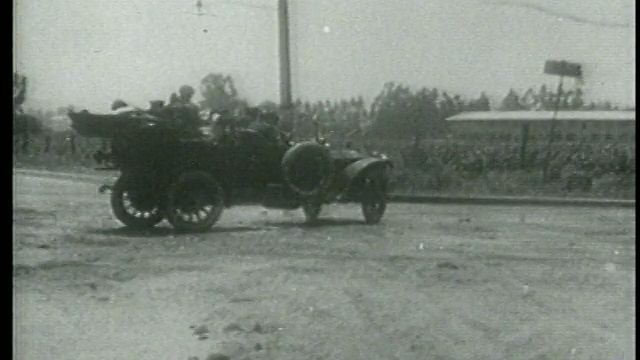 1915年Keystone Kops在路上打滑+旋转到一个停视频素材