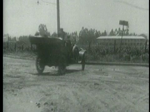 1915年Keystone Kops驾驶着汽车在土路上行驶视频素材