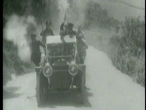 1915年B/W跟踪拍摄基斯通科普斯驾驶汽车+射击相机/短视频素材