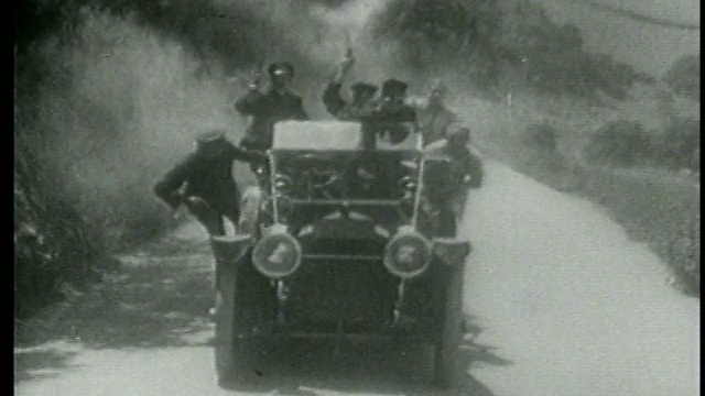 1915年B/W跟踪拍摄基斯通科普斯驾驶汽车+射击相机/短视频素材