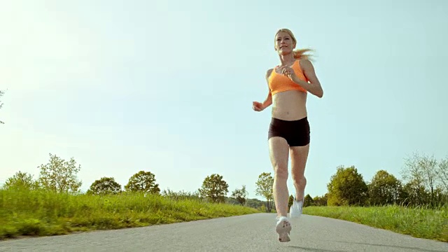 SLO MO TS女人跑过乡村视频素材