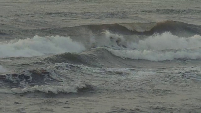 石kari海滩夜景海浪特写视频素材