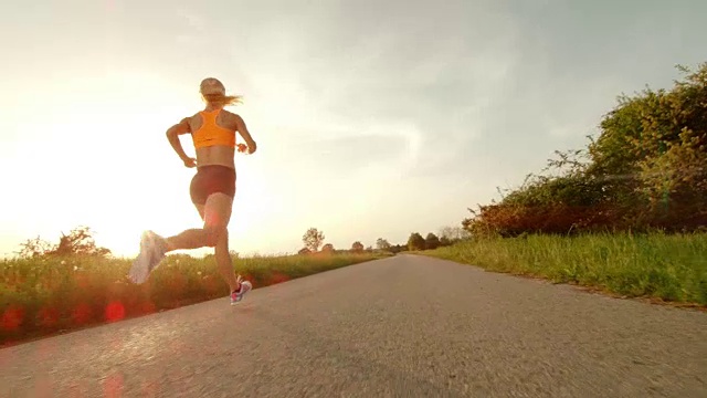 SLO MO TS女马拉松运动员在日落奔跑视频素材