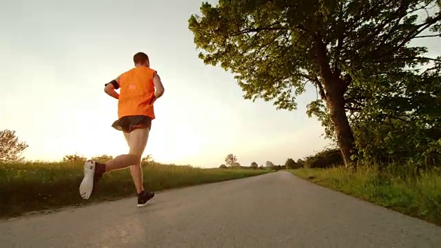 SLO MO TS男人在夕阳中奔跑视频素材