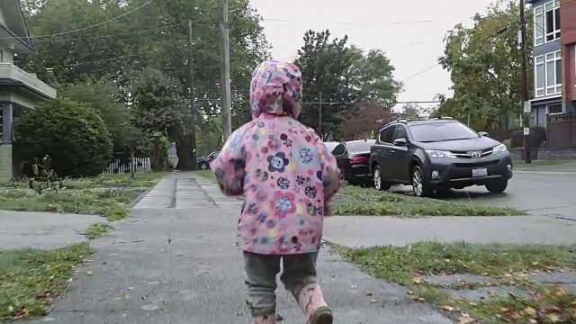 女孩在雨中奔跑视频素材