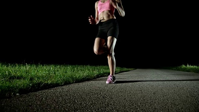 SLO MO PAN女子晚上在马路上奔跑视频素材