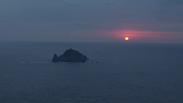 独岛的日出(韩国的自然遗产和最著名的岛屿之一)视频素材