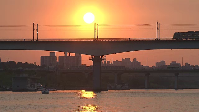 日落时分，地铁列车在Dangsandaegyo铁路桥上视频素材