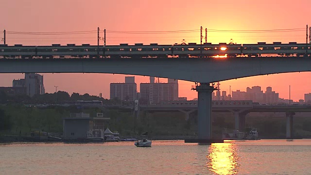 日落时分，地铁列车在Dangsandaegyo铁路桥上视频素材