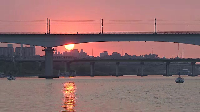 日落时分，地铁列车在Dangsandaegyo铁路桥上视频素材