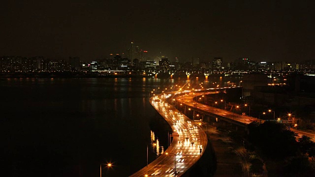 江边本野(沿汉江的8车道高速公路)的交通夜景视频素材