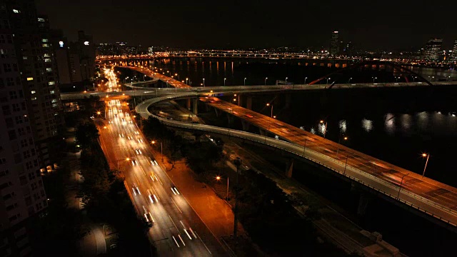 江边本野(沿汉江的8车道高速公路)的交通夜景视频素材