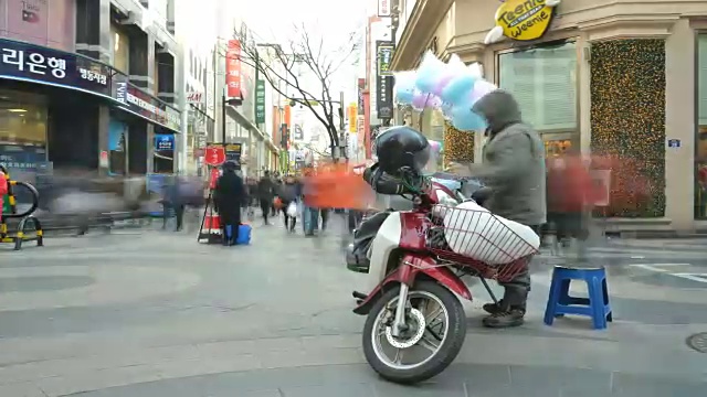 明洞购物区卖棉花糖的先生视频素材