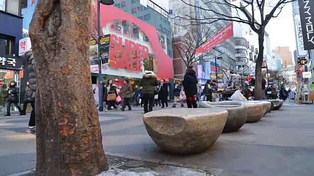 人们在明洞购物区视频素材