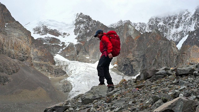 一名登山者在哈卡布拉兹国家公园的亚高山地区徒步旅行视频素材