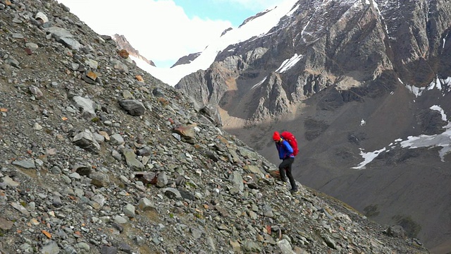 一名登山者在哈卡布拉兹国家公园的亚高山地区徒步旅行视频素材