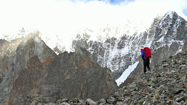 一名登山者在哈卡布拉兹国家公园的亚高山地区徒步旅行视频素材