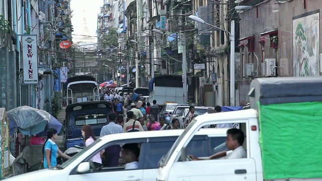 缅甸仰光，一条繁忙的街道，面向大金塔视频素材