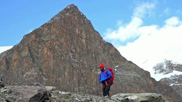 一名登山者在哈卡布拉兹国家公园的亚高山地区徒步旅行视频素材