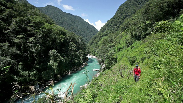 徒步旅行者沿着Khkakaborazi国家公园的一条河徒步旅行视频素材