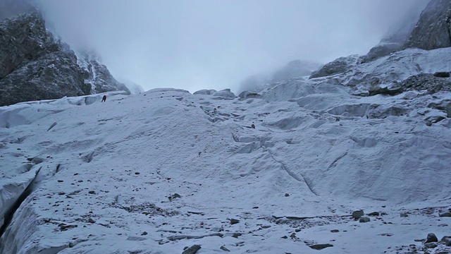 一名登山者即将登上哈卡布拉兹国家公园的Gamlang Razi峰，在攀登的最后一段，他勇敢地面对各种环境视频素材