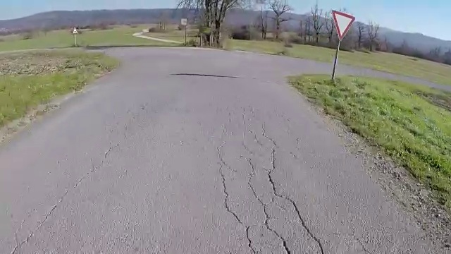 在乡村道路上驾驶汽车视频素材