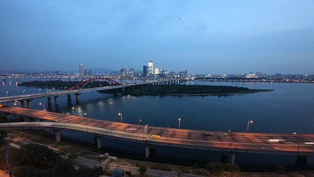 日落到夜景西江大学城大桥和友ido商业区的背景视频素材