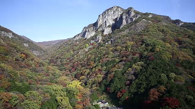 秋日观赏白干山的树木和岩石视频素材