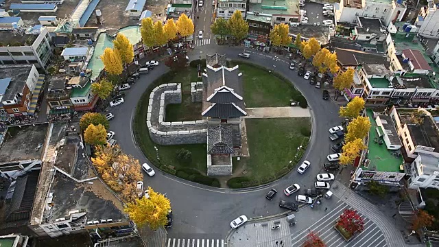 Pungnammun gate(Korea Treasure 308)和交通圈上的银杏树视频素材