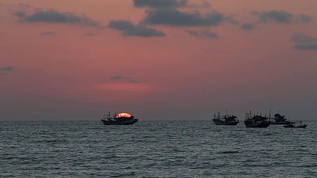 金巴兰海上船只的日落景色视频素材