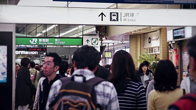 新宿车站的乘客视频素材