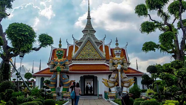 巨大的守护雕像在Wat Arun，寺庙，泰国视频素材