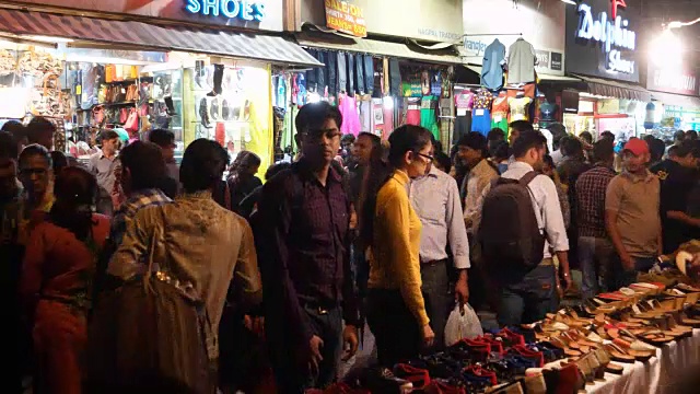 在南德里的Sarojini Nagar Bazar，一个繁忙的露天市场的时间流逝视频素材